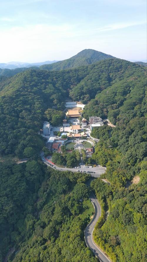 广州华峰寺 喧嚣都市边的宁静佛教圣地